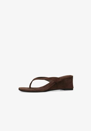 Sandale compensée en daim marron avec une bride entre les orteils et un petit talon, présentée sur fond blanc.