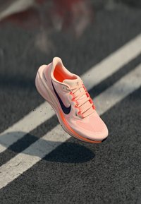 Nike Performance AIR ZOOM PEGASUS 41 - Hardloopschoenen voor op de weg - crimson tint/gridiron/washed coral/total orange