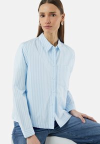 Lichtblauwe gestreepte button-up shirt met een kraag, één borstzak en lange mouwen. Zachte stoftextuur, casual pasvorm.
