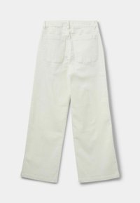 Valkoiset leveälahkeiset farkut, valmistettu puuvillasta, jolla on sileä pinta. Ominaisuuksiin kuuluvat kaksi takataskua ja minimaalinen ommelkoristelu.