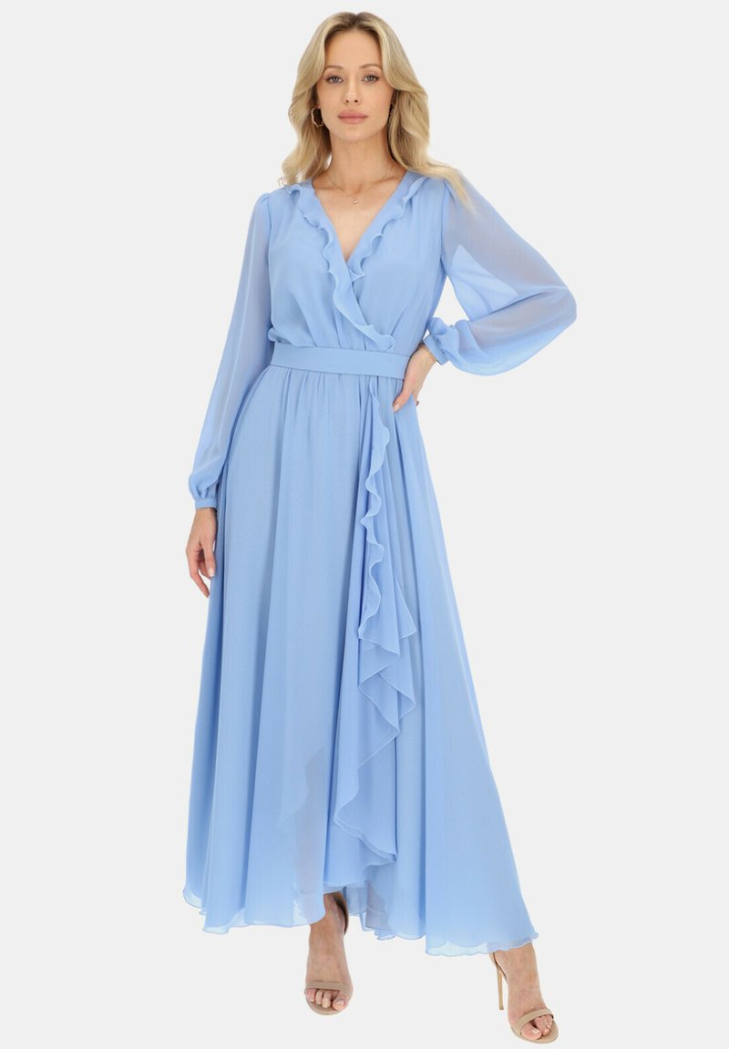 Jasnoniebieska, długa sukienka maxi z falbaniastymi detalami wzdłuż dekoltu i boku; przezroczyste, balonowe rękawy; talia podkreślona paskiem; zwiewny materiał.