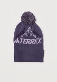 Beanie a maglia viola con risvolto, caratterizzato da una grafica di montagna e il logo "TERREX" in viola chiaro. Parte superiore decorata con un pom-pom.