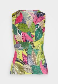 Haut sans manches avec un décolleté en V plongeant, arborant un motif de feuilles coloré dans des teintes de vert, rose et couleurs naturelles sur un fond jaune.