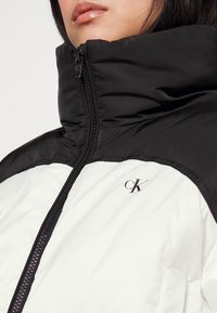 Calvin Klein Jeans BLOCKED CROPPED PUFFER - Χειμωνιάτικο μπουφάν - bright white/ck black