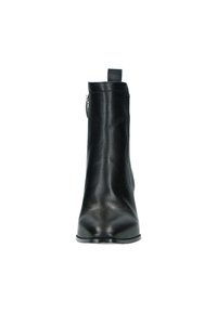 Zwarte leren enkelboot met een spitse neus, slanke silhouet, zijklep en trekband aan de hiel. Soepele textuur, minimale hardware.