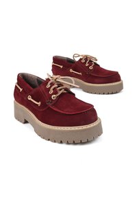 Burgundowe zamszowe buty z grubą piankową beżową podeszwą, z zapięciem na sznurowadła i metalowymi oczkami na sznurówki. Teksturowana powierzchnia i wzmocnione szwy.