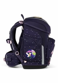 Mochila azul marino con un patrón estrellado, múltiples bolsillos, detalles en rosa y una insignia redonda de personaje en el lateral. Textura suave, diseño ergonómico.