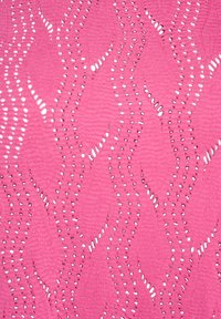Tessuto rosa con un motivo ondulato testurizzato, caratterizzato da piccoli ritagli e dettagli lucidi, creando un effetto visivo dinamico.