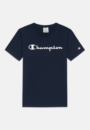 T-shirt in cotone blu navy con maniche corte, caratterizzata da un grande logo bianco "Champion" sul petto e un piccolo logo sulla manica.