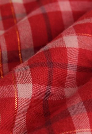 Tkanina s crvenim i bijelim kariranim uzorkom koja se odlikuje mekanom teksturom, s delikatnim zlatnim koncem koji prolazi kroz uzorak.