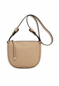 Beżowa torebka crossbody w kształcie półksiężyca z regulowanym paskiem, złotym uchwytem zamka i subtelnym złotym logo na teksturowanej skórzanej powierzchni.