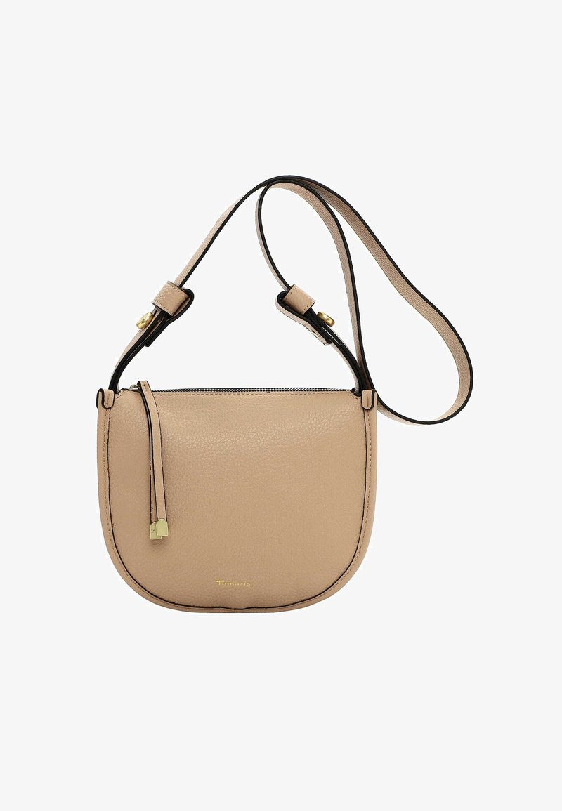Beżowa torebka crossbody w kształcie półksiężyca z regulowanym paskiem, złotym uchwytem zamka i subtelnym złotym logo na teksturowanej skórzanej powierzchni.
