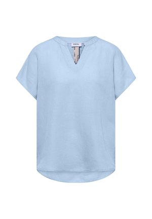 Jasnoniebieska bluzka z krótkim rękawem, dekoltem w serek i luźnym krojem, z lekko zaokrąglonym dołem i widoczną wewnętrzną metką marki.