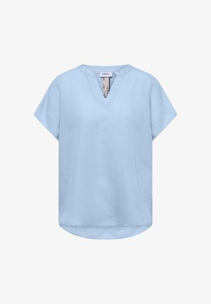 Jasnoniebieska bluzka z krótkim rękawem, dekoltem w serek i luźnym krojem, z lekko zaokrąglonym dołem i widoczną wewnętrzną metką marki.