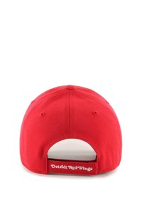 Gorra de béisbol roja con visera curvada, hecha de tela, que presenta un logo blanco de "Detroit Red Wings" en una correa cosida en la parte posterior.