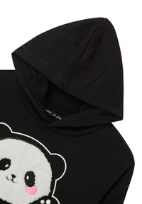 Czarna bluza z kapturem z grafiką pandy o puszystej białej teksturze, okrągłymi uszami i różowymi akcentami na policzkach. Kapturek jest gładko skonstruowany.