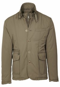 Giacca imbottita in marrone tenue. Presenta un colletto alto, bottoni frontali, tasche con zip e dettagli cuciti. Texture morbida e liscia.