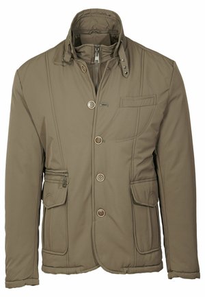 Giacca imbottita in marrone tenue. Presenta un colletto alto, bottoni frontali, tasche con zip e dettagli cuciti. Texture morbida e liscia.