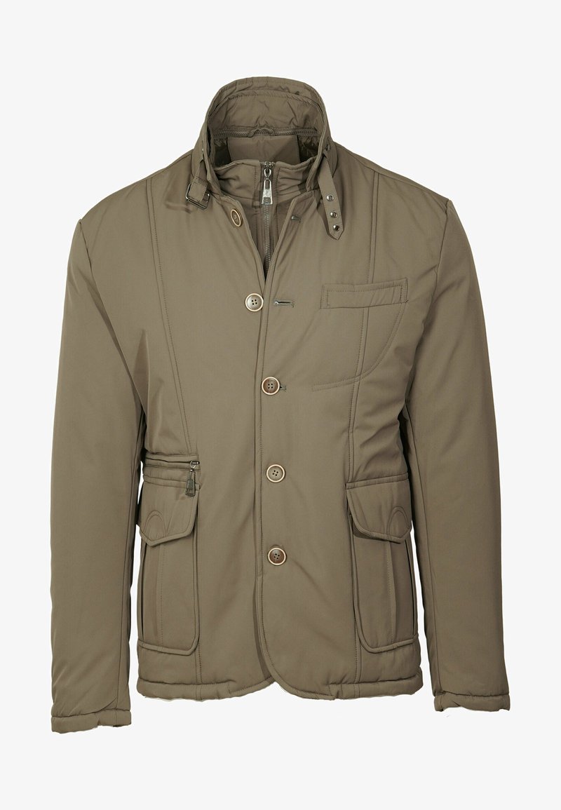 Giacca imbottita in marrone tenue. Presenta un colletto alto, bottoni frontali, tasche con zip e dettagli cuciti. Texture morbida e liscia.