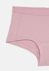 Růžové bavlněné hipsterské spodní prádlo s hladkou texturou, elastickým páskem a zesíleným šitím podél švů.