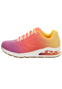 Scarpa da ginnastica Skechers con un design ombre nei toni del rosa, arancione e giallo. Soletta in mesh testurizzato, suola in gomma e ammortizzazione d'aria visibile.