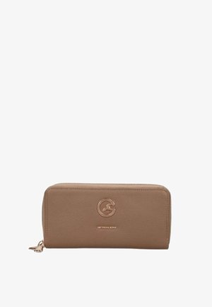 Portafoglio rettangolare marrone in pelle con cerniera a giro, logo inciso in rilievo e piccola cerniera dorata sul lato sinistro.