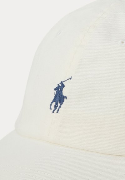 Witte baseballpet met donkerblauw geborduurd logo van een polospeler te paard die een geheven knuppel vasthoudt.