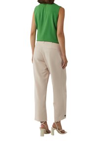 comma EXTENSIBLE DE COUPE BOULE À DÉTAIL BOUTONNÉ - Broek - beige