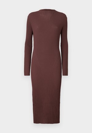 Długa sukienka o żeberkowanej strukturze w głębokim brązowym kolorze. Charakteryzuje się wysokim dekoltem i długimi rękawami oraz dopasowanym krojem. Tekstura jest dziana.