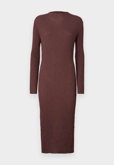 Rochie lungă cu nervuri într-o nuanță de maro închis. Prezintă un decolteu înalt și mâneci lungi, având o siluetă ajustată. Textura este tricotată.