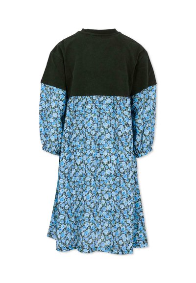 Abito a maniche lunghe con parte superiore verde scuro e parte inferiore a ruota con motivo floreale blu, caratterizzato da tessuto testurizzato e maniche elasticizzate.