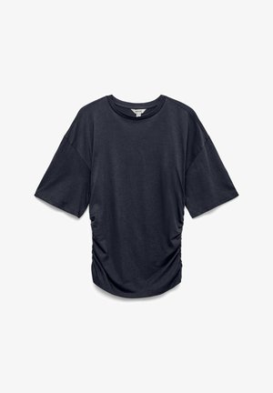 Ciemnoszara koszulka o luźnym kroju, z krótkimi rękawami i marszczeniem po boku, wykonana z miękkiej, gładkiej tkaniny.