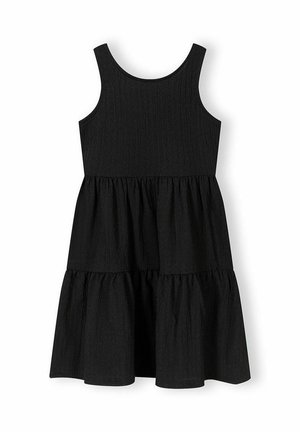 Czarna, warstwowa sukienka bez rękawów z fakturowanej tkaniny, z dekoltem w łódkę i marszczoną talią, odpowiednia na co dzień lub na półformalne okazje.
