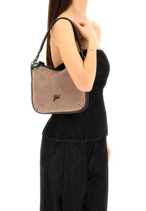 Borsa a spalla in suede marrone con rifiniture nere, dotata di chiusura con zip e un dettaglio vicino alla cerniera. Forma compatta e rettangolare.
