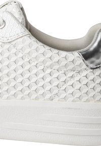 Sneaker bianco con una tomaia testurizzata caratterizzata da un motivo esagonale, dettagli in argento e un interno imbottito. Suola in gomma spessa per un supporto ottimale.