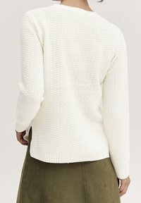 b.young Stickad tröja - off-white