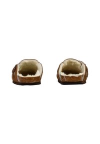 Pantofola marrone senza chiusura realizzata in morbido camoscio, con interno peloso, suola piatta e design aperto sul retro per una facile indossabilità.