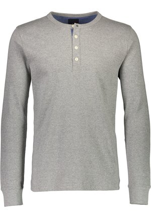 Camisa gris de manga larga hecha de una mezcla de algodón, con un cuello tipo henley con tres botones y puños acanalados, y un interior del cuello en contraste.