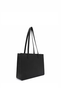 Schwarze handgefertigte Tote-Bag aus Kunstleder mit rechteckiger Form, langen Griffen und einer strukturierten Oberfläche. Minimalistisches Design ohne äußere Taschen oder Muster.