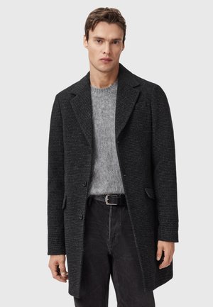 Wollen blend overcoat in donkergrijs met een gestructureerde afwerking, notch-kraag, twee knopen sluiting en zijzakken, gedragen over een lichtgrijze trui.