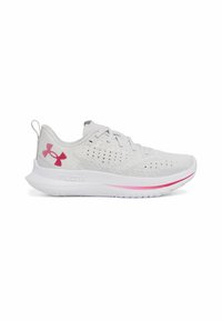 Zapatilla atlética de color gris claro con parte superior de malla transpirable, detalles en rosa, suela acolchada y diseño texturizado. Cuenta con un logo reflectante en el lateral.