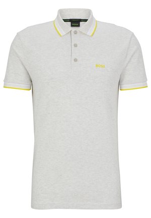 Polo gris clair à manches courtes avec trois boutons, bordure jaune au col et aux manches, et logo jaune "BOSS" sur la poitrine gauche.