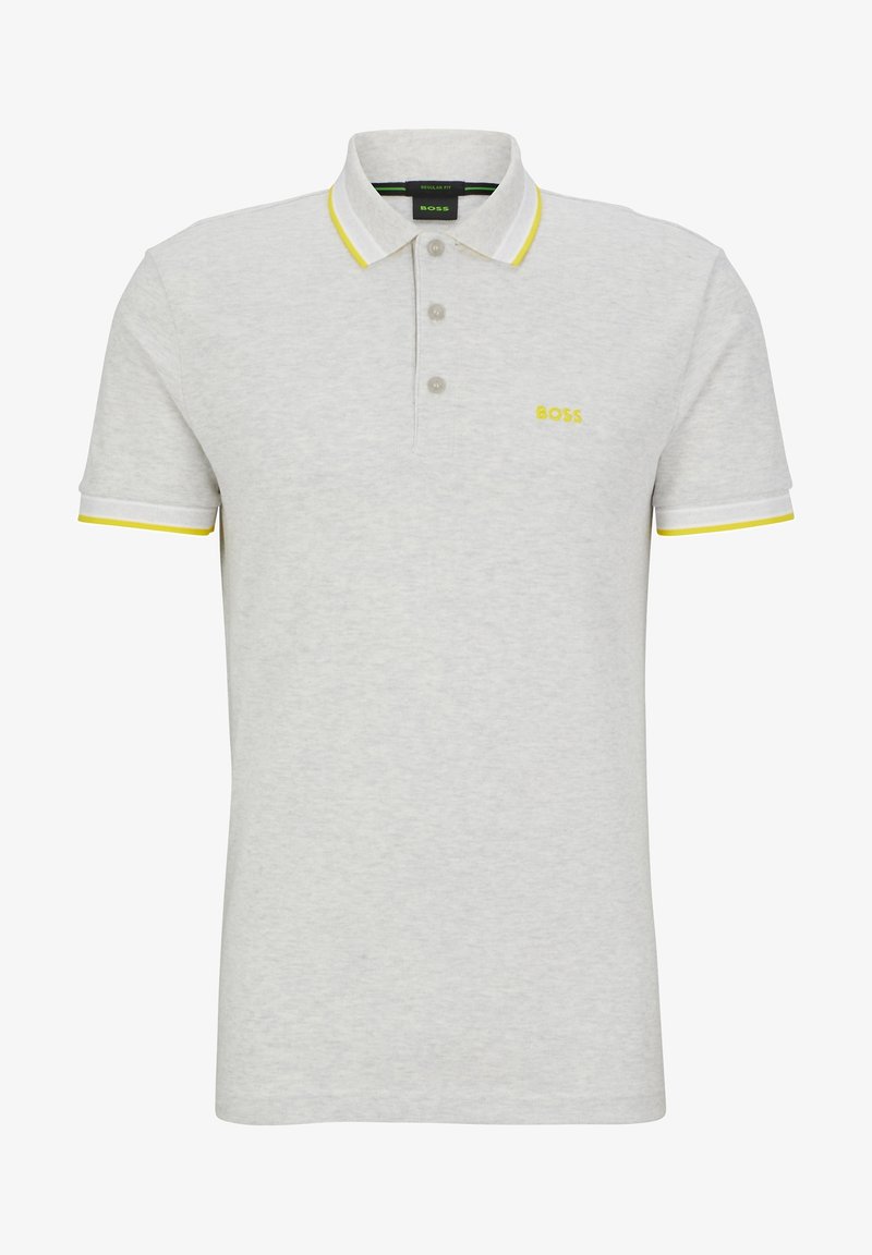 Polo gris clair à manches courtes avec trois boutons, bordure jaune au col et aux manches, et logo jaune "BOSS" sur la poitrine gauche.