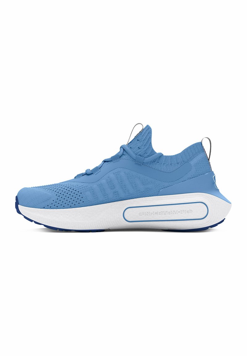 Scarpa da corsa in tessuto blu a maglia con suola bianca, alla caviglia bassa, con linguetta sul tallone e logo Under Armour sul lato della suola.
