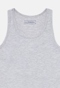 Débardeur gris en coton doux, avec un col rond et sans manches. L'étiquette indique "FRIBOO" en texte bleu.