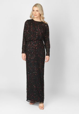 Zwarte parelmoer avondjurk met lange mouwen, voorzien van rode en zilveren versieringen, een getailleerde taille en een jurk die tot de vloer reikt.
