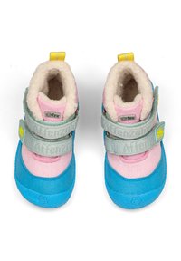 Winterlaarzen voor kinderen in blauw en roze met een zachte fleece voering en verstelbare grijze banden met gele bloemdetails.