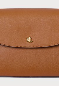 Brun teksturert lær clutch-veske med et gull-logo. Har en glatt klaff-lukking og subtil søm langs kantene.