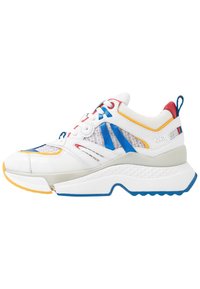 Vit klumpig sneakers med blå, röda och gula accenter, nätpaneler och tjock sula, sidovy, med varumärket "KARL" nära hälen.