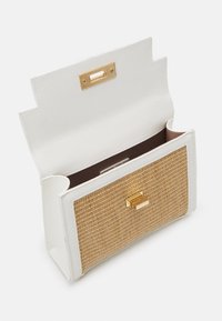 Biała torebka z plecionym brązowym panel'em z przodu, złotym prostokątnym zapięciem i otwartą klapą, która odsłania ciemnobrązową podszewkę wewnętrzną.